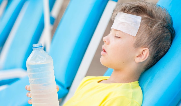 ¿Cuándo requiere un niño atención médico por el golpe de calor?
